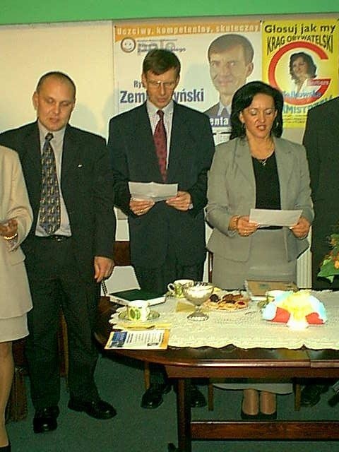 Spotkanie z Ryszardem Zembaczyńskim zakończyło odśpiewanie piosenki wyborczej pod tytułem "Pora na zmiany&#8221;. Na zdjęciu od lewej: Rafał Kusznier, Ryszard Zembaczyński i Barbara Majkowska.