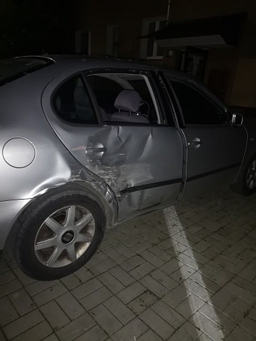 Wypadek na ul. Rychla w Strzelcach Opolskich. 16-latek pomylił jedynkę z wstecznym. Rozbił kilka pojazdów