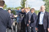 Prezydent Andrzej Duda na placu budowy nowego mostu na Dunajcu koło Tarnowa. Znalazł też chwilę na selfie z mieszkańcami [ZDJĘCIA]