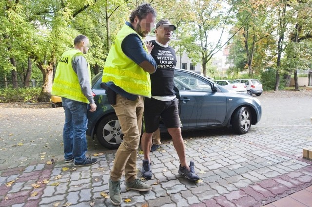 Skuty, już bez poprzedniej buty - Józef W. został rano doprowadzony do prokuratury.