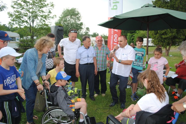 Laureaci jednego z konkursów w towarzystwie organizatorów festynu