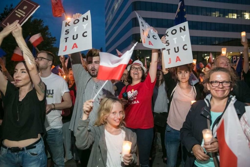 Kraków. Kolejny dzień protestów. Tym razem pod hasłem "Idziemy po trzecie VETO" [ZDJĘCIA]