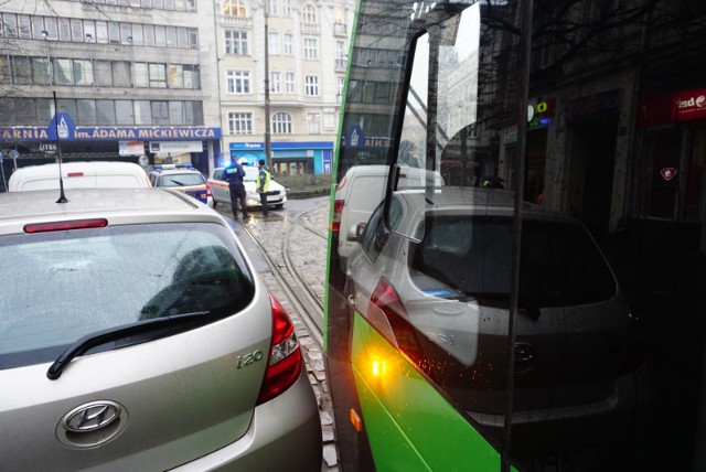 Zdarzenie miało miejsce w tramwaju linii nr 3, przy Okrąglaku.