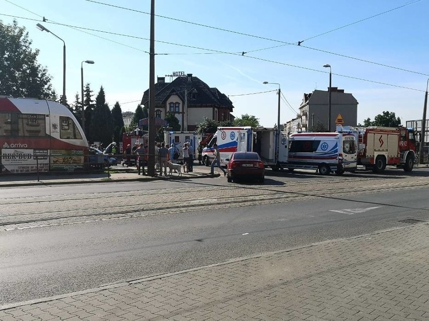 Pod nadjeżdżający pociąg wjechał kierujący skodą. Auto...