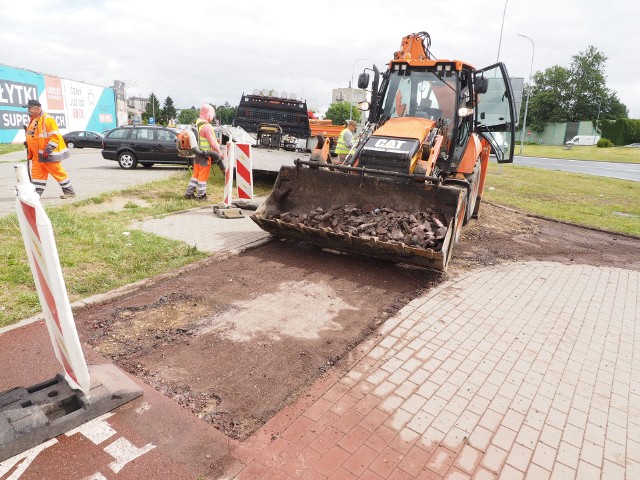 Czytelników zaniepokoiły prace przy ścieżce rowerowej na odcinku od ronda Solidarności do ronda przy ulicy Krakusa i Wandy w Koszalinie. Ta ścieżka — jak przypominają  — powstała zaledwie kilka lat temu.