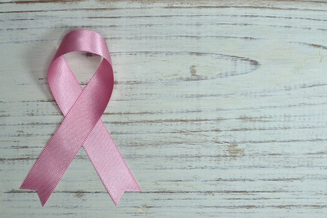 Różowa wstążka to międzynarodowy symbol używany przez ludzi, firmy i organizacje na całym świecie, oznaczający walkę z rakiem piersi. W każdą drugą środę miesiąca w sali obsługi klientów małopolskiego NFZ (Kraków, ul. Wadowicka 8W) w godz. 12-14 zaplanowano dyżury Amazonek.