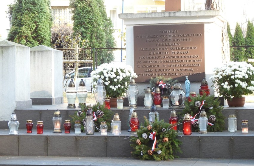 Cmentarz wojenny w Małkini Górnej. Nekropolia znajduje się przy ul. Leśnej. Zdjęcia