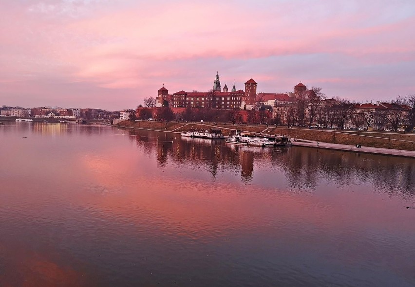 "Zapłonęło" niebo nad Krakowem. Niesamowity zachód słońca [ZDJĘCIA]