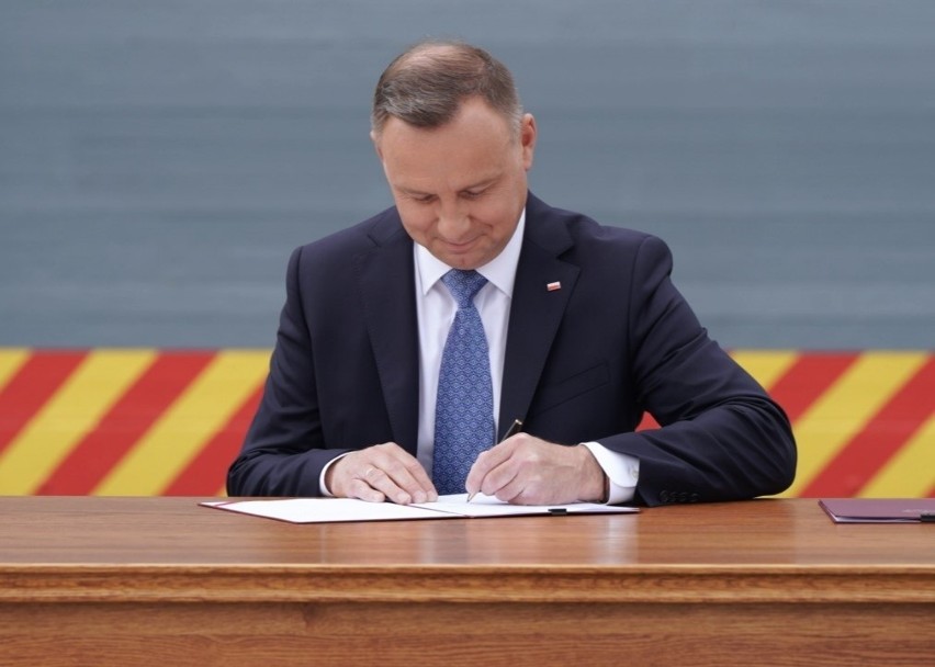 Prezydent Andrzej Duda w Gdyni. Dokumenty ws. ratyfikacji akcesji Szwecji i Finlandii do NATO podpisane. ZDJĘCIA