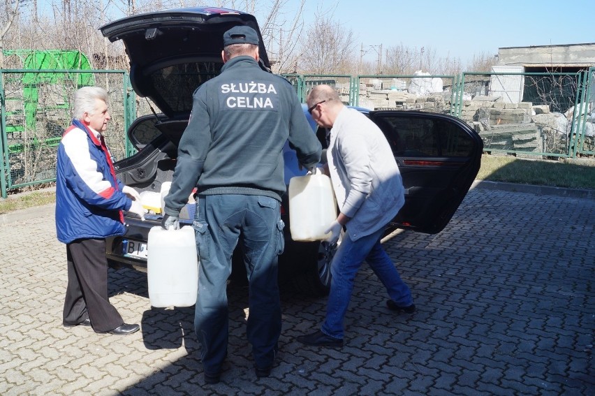 Podlaska KAS przekazała kolejne 268 litrów zatrzymanego alkoholu na potrzeby podlaskich instytucji [ZDJĘCIA]