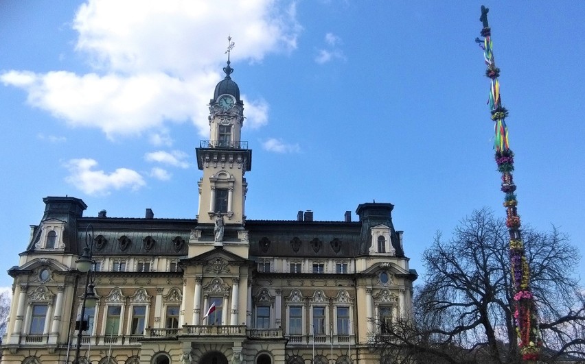 Nowy Sącz. Na sądeckim rynku jak co roku stanęła wielkanocna palma [ZDJĘCIA]