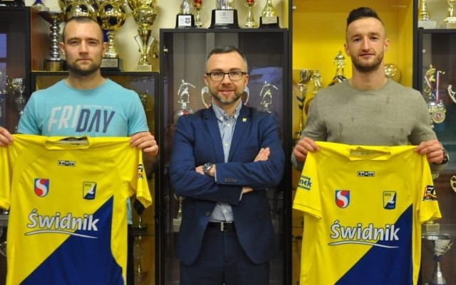 Piotr Prędota (z lewej) i Sebastian Głaz mają pomóc Avii w utrzymaniu miejsca w trzeciej lidze.