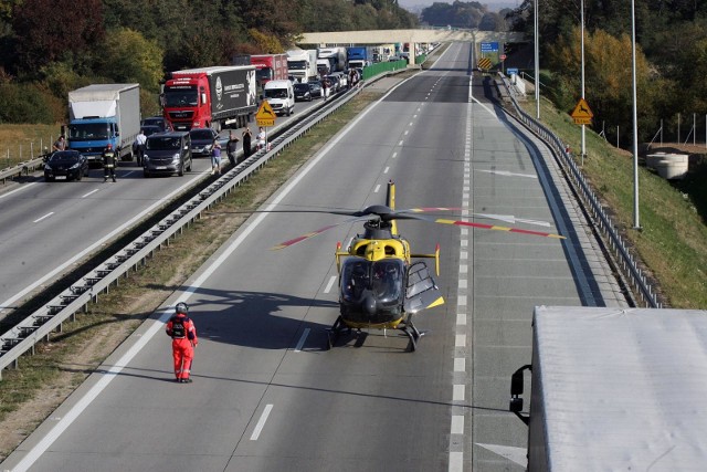 Z niewyjaśnionych przyczyn na autostradzie w kierunku Wrocławia znalazł się pieszy, który został potrącony. Na miejsce wypadku przyleciał śmigłowiec LPR. Zdjęcie ilustracyjne