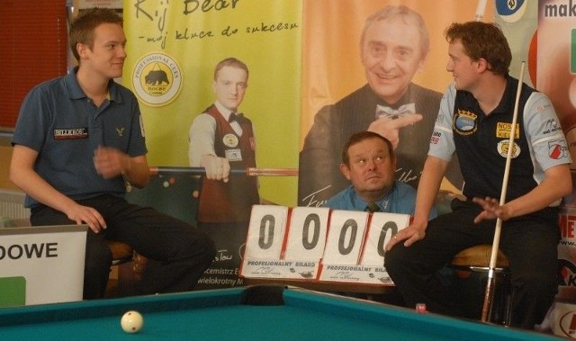 Tomasz Kapłan (z lewej) i Radosław Babica przy zielonym stole zacięcie walczą, poza są dobrymi kolegami.