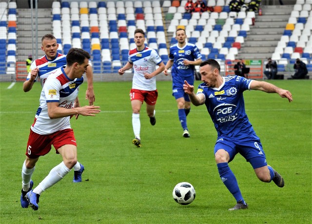 Po golach Krystiana Getingera i Łukasza Janoszki PGE Stal Mielec pokonała Podbeskidzie Bielsko-Biała 2:0. Po tym spotkaniu mielczanie awansowali na pozycję wicelidera tabeli Fortuna 1 Ligi. CZYTAJ WIĘCEJZOBACZ TAKŻE - Andreja Prokić: Nasz trener jest podobny do Brzęczka