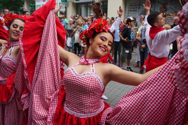 Rozpoczyna się festiwal Integracje. W poniedziałek ulicą Półwiejską - od Starego Marycha do Starego Browaru, przeszła tradycyjna kolorowa parada.Kolejne zdjęcie ---> 