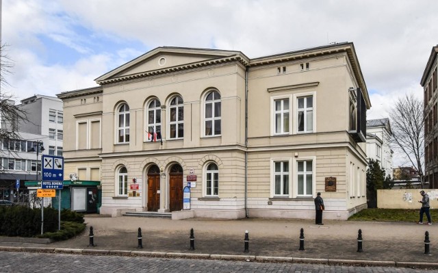 Budynek przy ul. Jagiellońskiej 9 w Bydgoszczy został wzniesiony w 1864 r. dla szkoły obywatelskiej dla chłopców. Od blisko 160 lat działały instytucje, które niosły kaganek oświaty: szkoły, Pedagogiczna Biblioteka Wojewódzka, placówki doskonalenia nauczycieli, księgarnie.