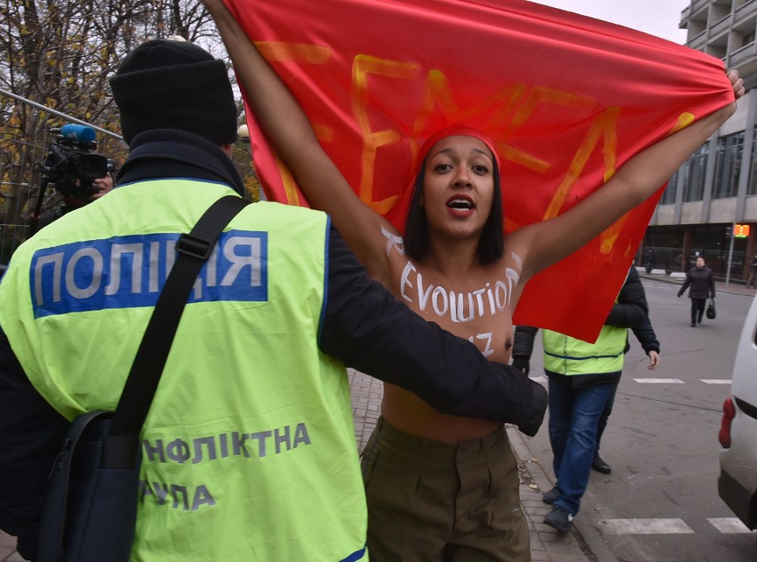 Rewolucja październikowa: Femen wzywa do obalenia Petra Poroszenki. Nagi protest w Kijowie [ZDJĘCIA]