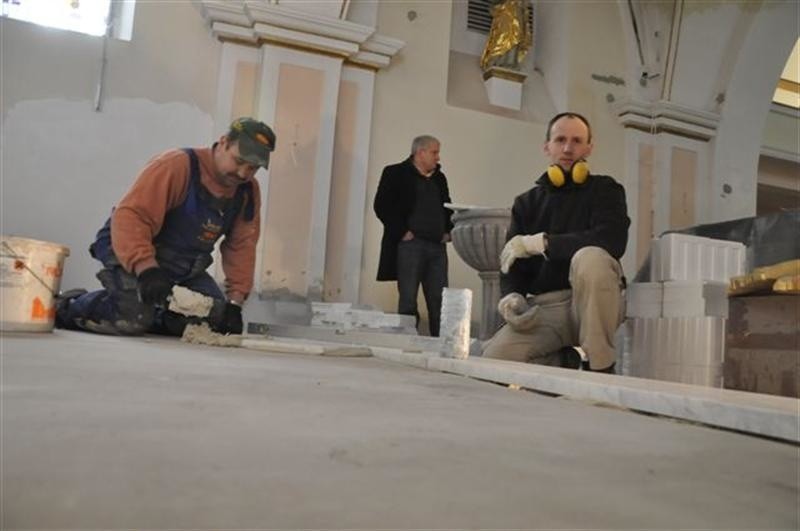 Parafianie remontują kościól w Jelowej po pozarze