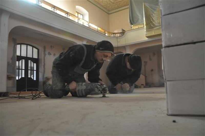 Parafianie remontują kościól w Jelowej po pozarze