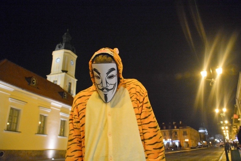 Marsz Miliona Masek Białystok. Przyszedł człowiek-tygrys, 3 inne osoby i wielu dziennikarzy [FOTO]