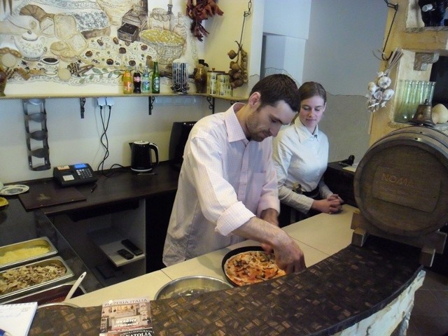 Pizza w Italii powstaje na oczach klientów.