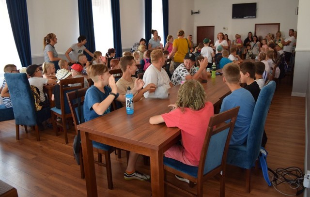 Przed wyruszeniem w wakacyjną trasę w pierwszym dniu zajęć dzieci oraz ich rodzice spotkali się z organizatorami Wakacyjnej Akademii Kultury w sali konferencyjnej Miejsko-Gminnego Ośrodka Kultury w Skalbmierzu.
