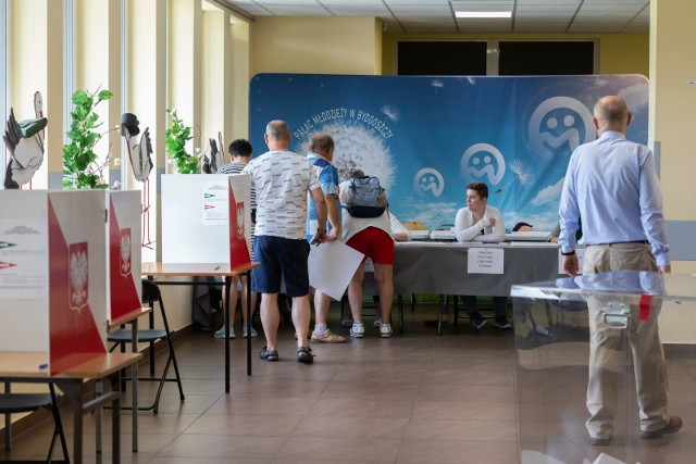 Głosowanie w obwodowej komisji wyborczej nr 186 (Pałac Młodzieży) w Bydgoszczy