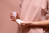 Ekologiczna menstruacja. Czy podpaski i tampony warto wymienić na produkty wielorazowe? Jak je czyścić, aby zachować higienę?
