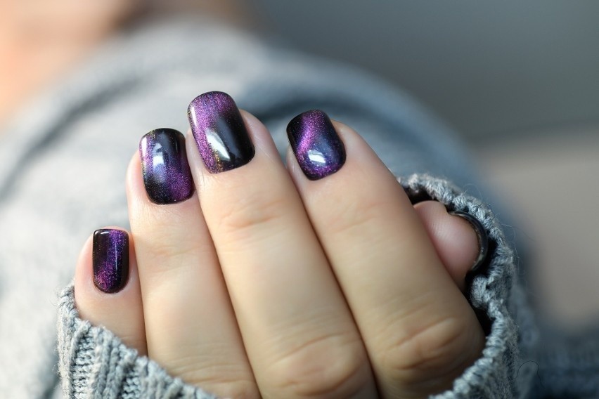 Śliwkowe paznokcie to najnowszy trend. Do jakich ubrań i stylizacji pasuje śliwkowy manicure? Zobacz śliwkowe wzory paznokci 21.12.2023
