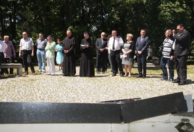 Przedstawiciele polskiej i żydowskiej społeczności, władze miasta i regionu, duchowni chrześcijańscy i żydowscy uczcili w piątek pamięć ofiar pogromu kieleckiego. Wspólną modlitwę odmówiono przy grobie ze szczątkami ofiar na cmentarzu żydowskim na Pakoszu.