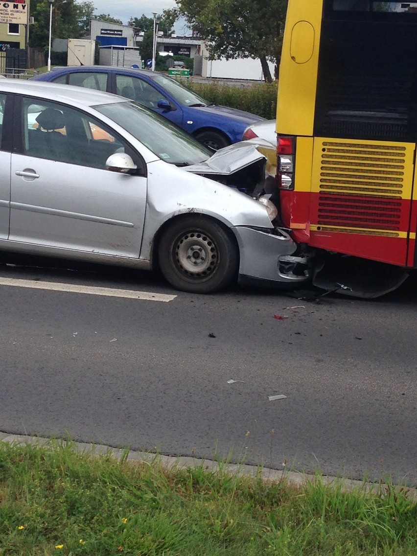 Wypadek z udziałem autobusu i samochodu z pijanym kierowcą
