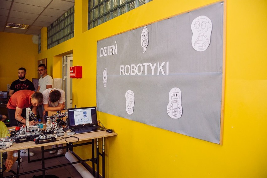 „Z robotyką w przyszłość”, ciekawe prezentacje u "Skłodowskiej" w Ożarowie. Zobaczcie zdjęcia