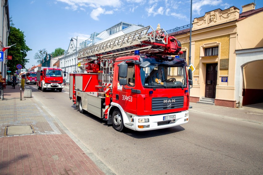 Międzynarodowy Dzień Strażaka w Białymstoku. Przejazd wozów strażackich ulicami miasta (zdjęcia, wideo)