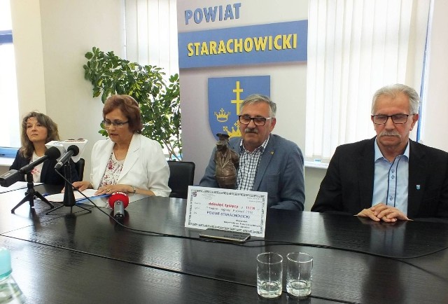 Zarząd Powiatu na konferencji prasowej w sprawie drogi. Od lewej: Monika Nowak, Danuta Krępa, Marek Pawłowski i Andrzej Sendecki