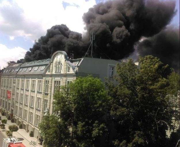 Pożar Urzędu Miasta w Raciborzu! Płonie dach magistratu. Trwa akcja gaśnicza