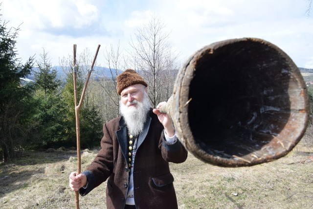 Pan Józef ze swoją wiekową trombitą na koniakowskim Wyrszczku.
