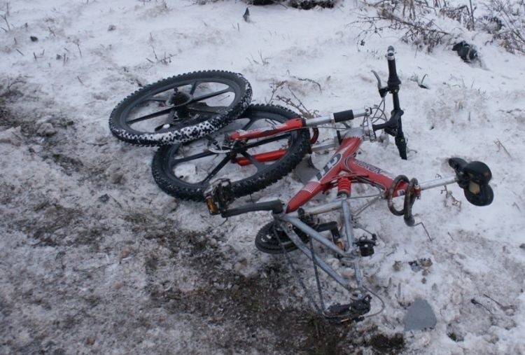 Wypadek pieszego rowerzysty. Potrącenie przez forda (zdjęcia)