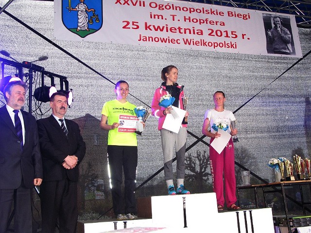 Na podium stoją najlepsze panie tegorocznych biegów: Anastasiya Dashkevich, Switlana Olijnyk oraz Nataliya Lehonkowa.