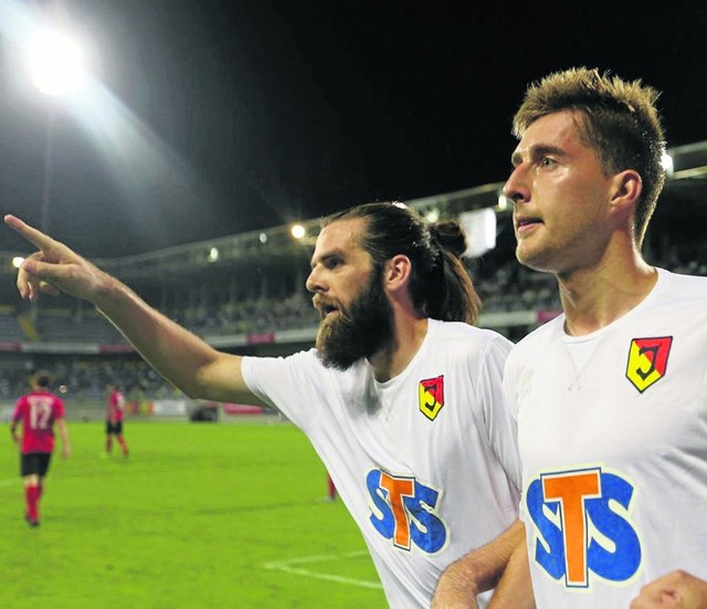 Taras Romanczuk (z prawej) strzelił gola, który znacznie zwiększa szanse Jagi na przejście Gabali
