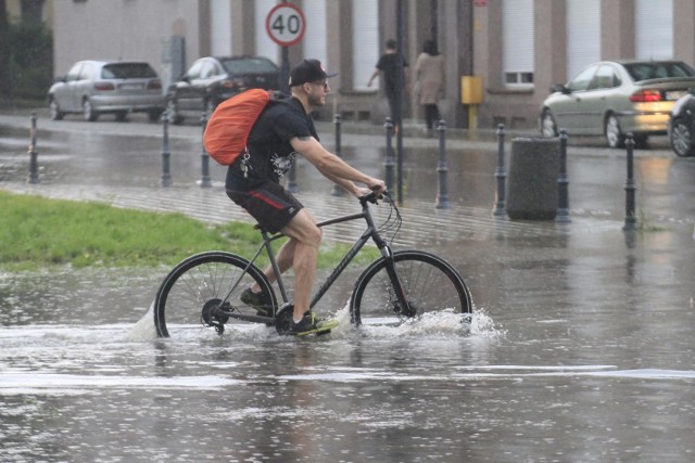 19-07-2018 lodz . zalane ulice lodzi po burzyfot. grzegorz galasinskidziennik lodzki/polska press *** local caption *** zalana ulica burza ulewa