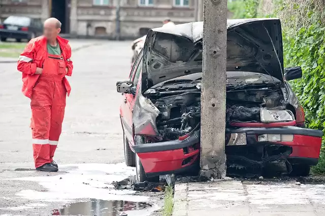 Samochód wjechał w latarnię i zaczął się palić.