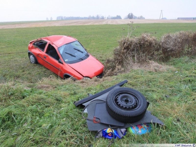 Błąd podczas wyprzedzania. Corsa dachowała [ZDJĘCIA]