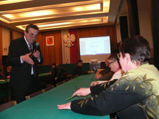 Prezydent Skarżyska Roman Wojcieszek (na zdjęciu z lewej) w czasie spotkania odpowiadał mieszkańcom nawet na najtrudniejsze pytania.