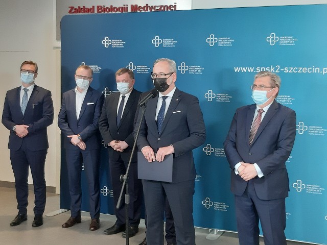 Minister Andrzej Niedzielski na konferencji prasowej w szpitalu (klinice PUM) na Powstańców Wielkopolskich w Szczecinie