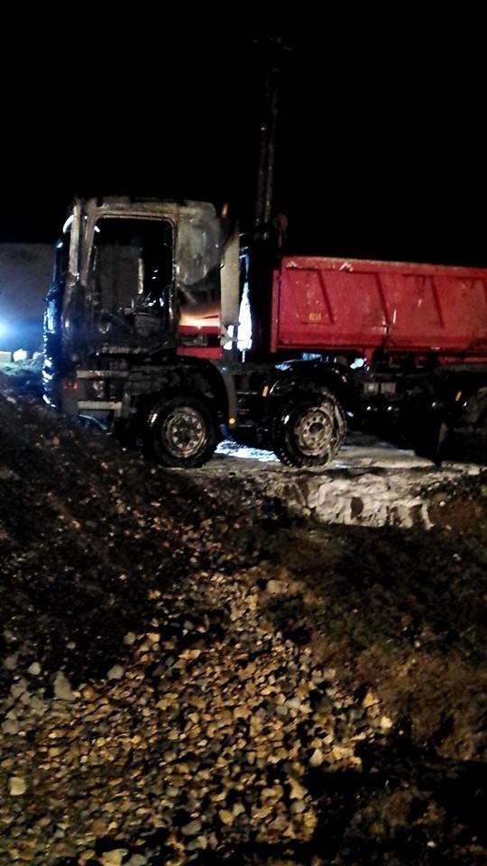 Tajemniczy pożar dwóch ciężarówek w Zubrzycy Dolnej