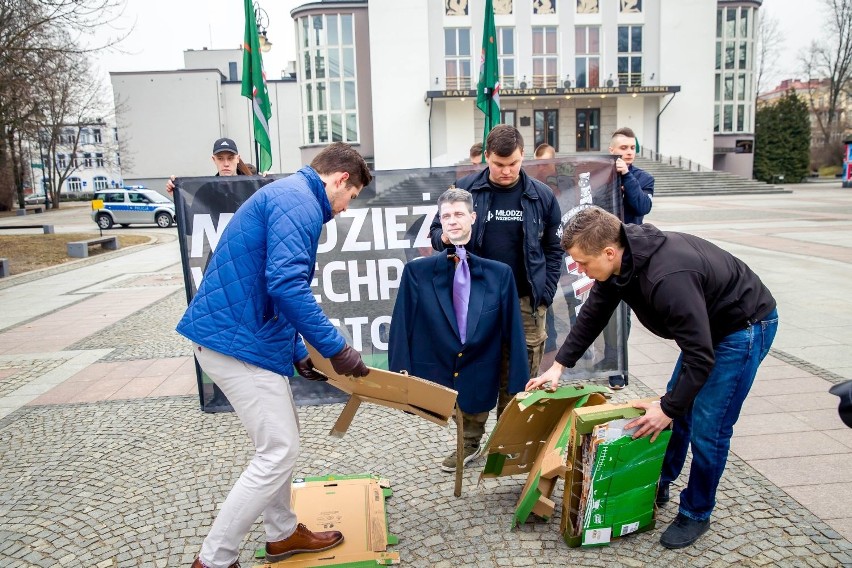 Po krótkim wystąpieniu prezesa, kukłę polano benzyną i...