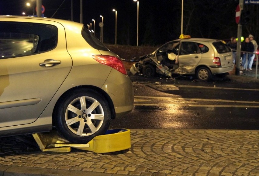 Wypadek na skrzyżowaniu Bardzkiej i Świeradowskiej. Taksówkarz i pasażer ciężko ranni (ZDJĘCIA)