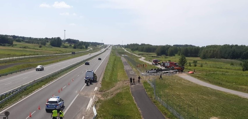 Wypadek na S19 w Kamieniu. TIR zjechał z drogi i przebił bariery. Pojazd wypadł poza jezdnię. Kierowca nie przeżył tego wypadku