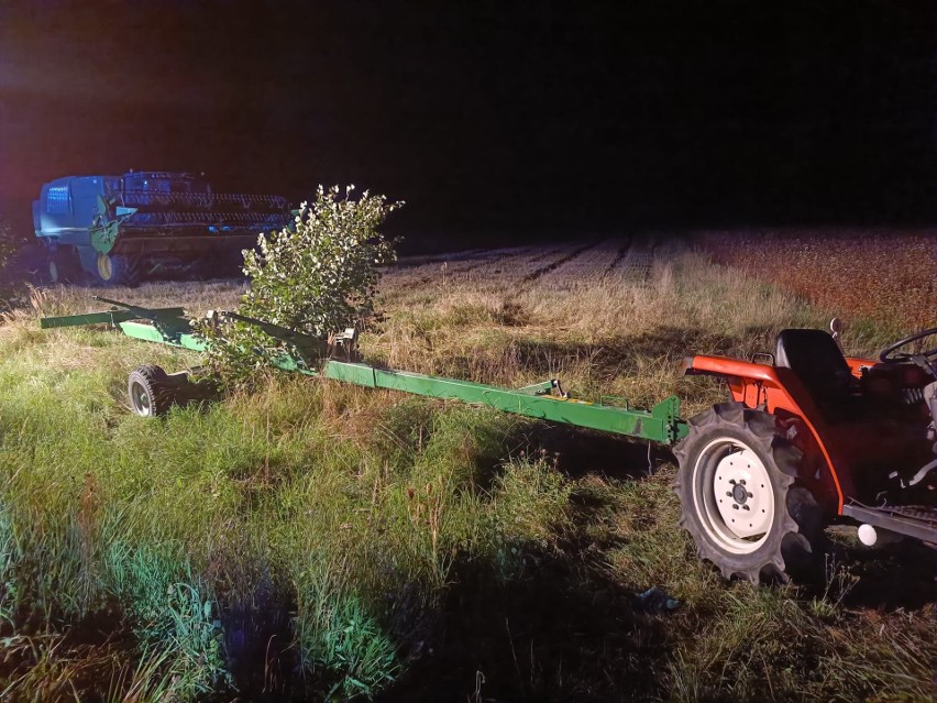 Wypadek w Rytwianach, samochód wjechał w maszynę rolniczą.